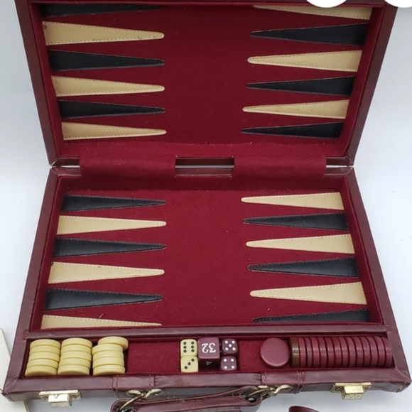 Beautiful solid wooden case for the dice. What a perfect set Travel play bag